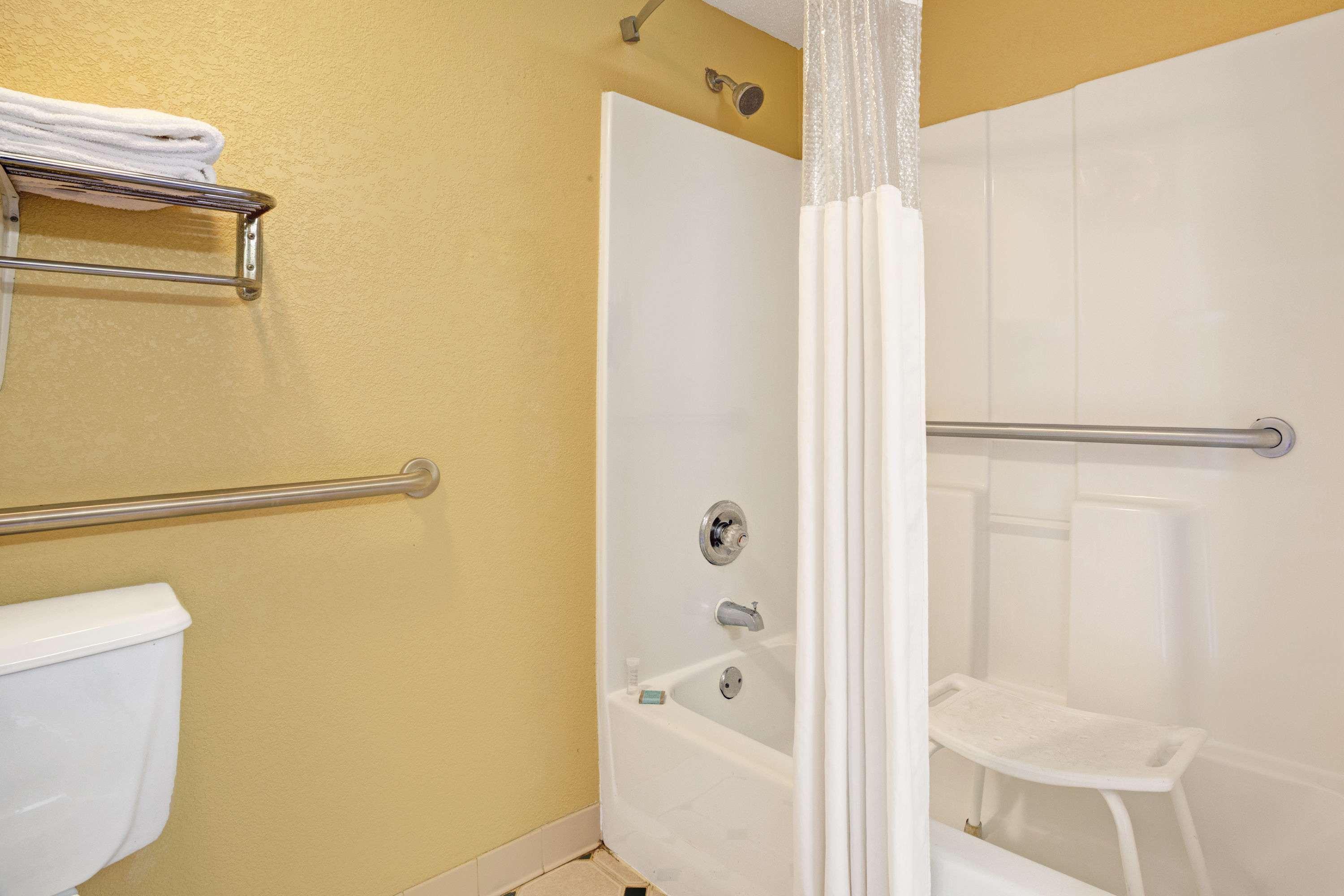 Travelodge By Wyndham Atlanta South *
